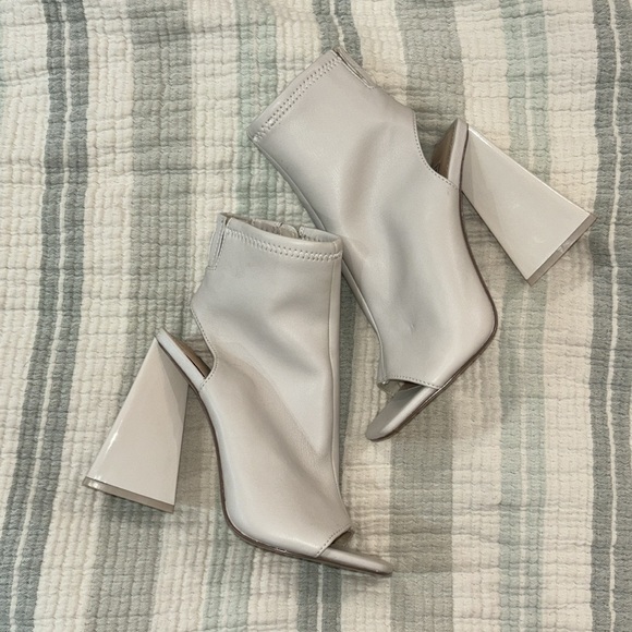 Steve Madden Safia Cut Out Bootie Open Toe - Picture 2 of 6